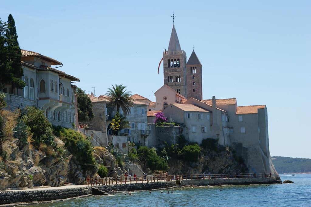 Superior Rooms Pension Karolina Rab Town Bagian luar foto